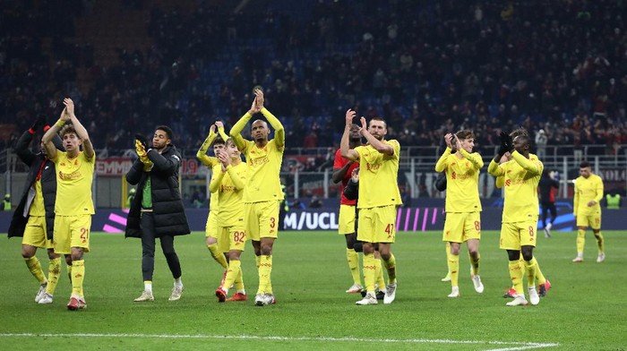 MILAN, ITALY - DECEMBER 07: Players of Liverpool applaud the fans after the UEFA Champions League group B match between AC Milan and Liverpool FC at Giuseppe Meazza Stadium on December 07, 2021 in Milan, Italy. (Photo by Marco Luzzani/Getty Images)