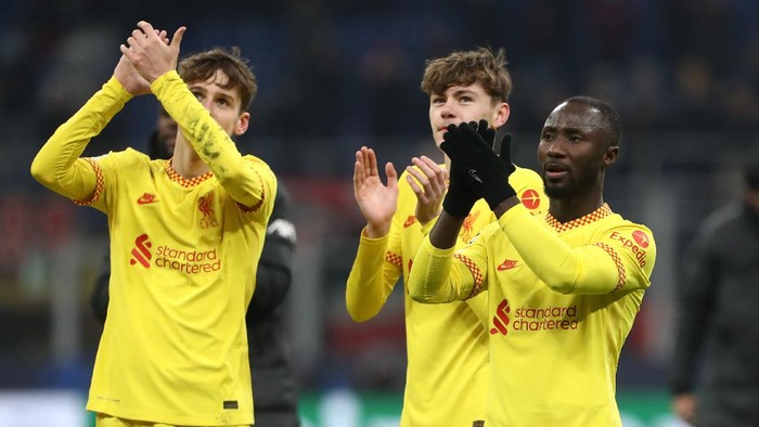 MILAN, ITALY - DECEMBER 07: Tyler Morton, Conor Bradley and Naby Keita of Liverpool applaud the fans after the UEFA Champions League group B match between AC Milan and Liverpool FC at Giuseppe Meazza Stadium on December 07, 2021 in Milan, Italy. (Photo by Marco Luzzani/Getty Images)