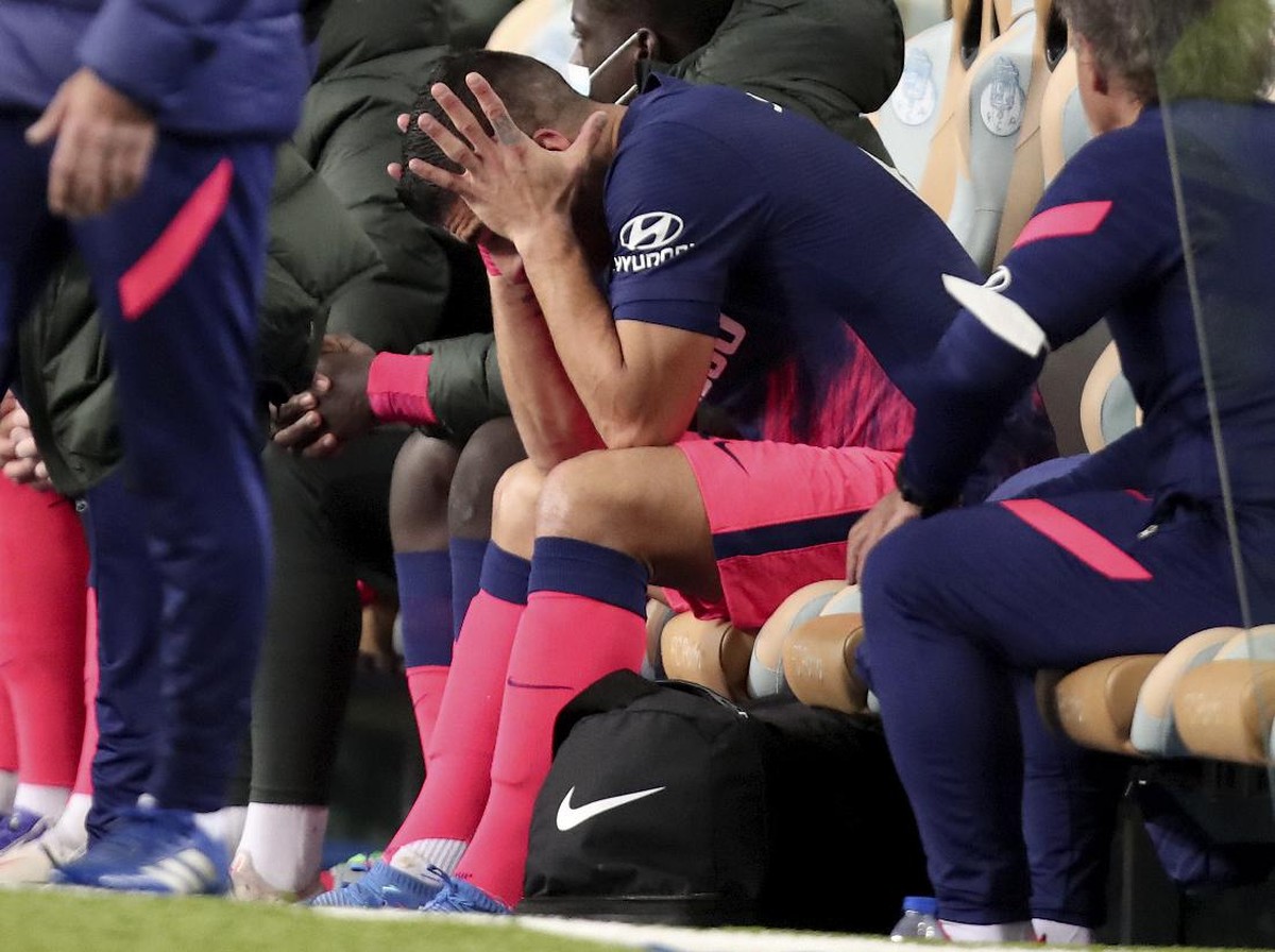 Luis Suarez tertunduk di bench Atletico Madrid usai cedera. (Foto: Luis Vieira/AP)