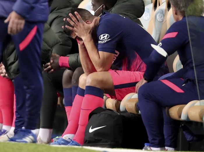 Atletico Madrids Luis Suarez sits on the bench after getting injured and being substituted during the Champions League Group B soccer match between FC Porto and Atletico Madrid at the Dragao stadium in Porto, Portugal, Tuesday, Dec. 7, 2021. (AP Photo/Luis Vieira)
