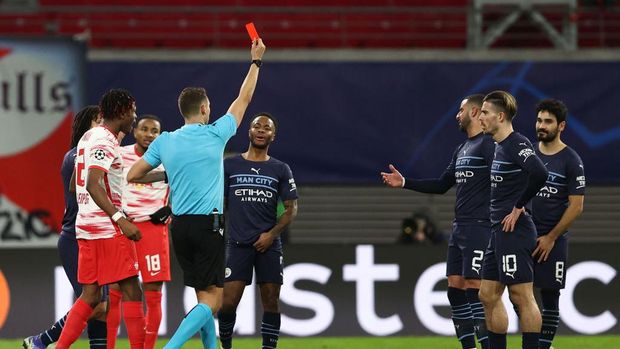 LEIPZIG, GERMANY - DECEMBER 07: Kyle Walker of Manchester City is shown a red card by Match Referee, Sandro Schaerer during the UEFA Champions League group A match between RB Leipzig and Manchester City at Red Bull Arena on December 07, 2021 in Leipzig, Germany. (Photo by Maja Hitij/Getty Images)