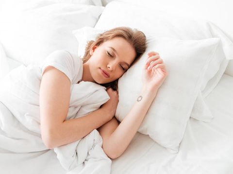 Manfaat tidur memeluk guling bagi kesehatan/ Foto: Freepik/ Drobotdean