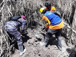 Marinir Bantu Cari Korban Gunung Semeru