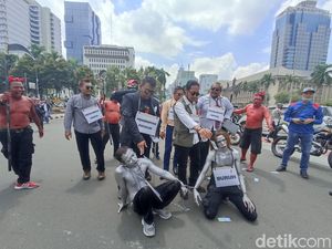 Demo di Patung Kuda, Massa Buruh Gelar Aksi Teatrikal Demo di Patung Kuda, Massa Buruh Gelar Aksi Teatrikal