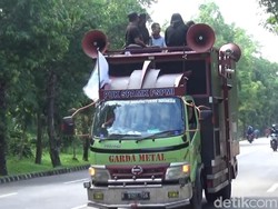 Massa Buruh Purwakarta Bertolak ke Patung Kuda Jakarta