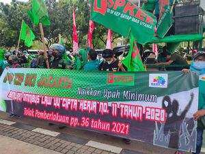 Massa Buruh Sempat Geruduk Kantor Anies: Mana Janji Gubernur Bencong? Massa Buruh Sempat Geruduk Kantor Anies: Mana Janji Gubernur Bencong?