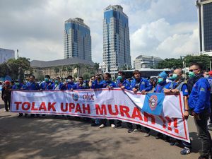 Massa Buruh Tiba di Patung Kuda, Jalan Merdeka Barat ke Istana Ditutup Massa Buruh Tiba di Patung Kuda, Jalan Merdeka Barat ke Istana Ditutup