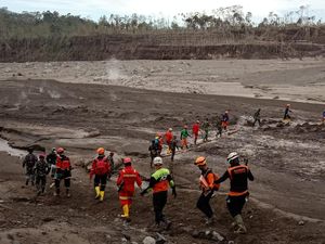 MIND ID Turunkan Tim Tanggap Darurat Bantu Korban Erupsi Semeru