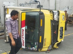 Mobil Boks Terguling Gegara Jalan Bergelombang di Underpass Pondok Indah