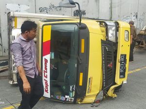 Mobil Boks Terguling Gegara Jalan Bergelombang di Underpass Pondok Indah Mobil Boks Terguling Gegara Jalan Bergelombang di Underpass Pondok Indah