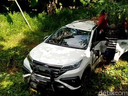 Aneh bin Ajaib! Ada Mobil Parkir di Semak-semak Parit Pekalongan