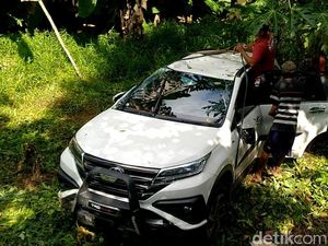 Aneh bin Ajaib! Ada Mobil Parkir di Semak-semak Parit Pekalongan Aneh bin Ajaib! Ada Mobil Parkir di Semak-semak Parit Pekalongan
