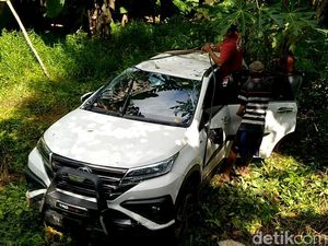 Nekat Lintasi Jembatan Sempit, Mobil Ini Malah Terperosok ke Parit