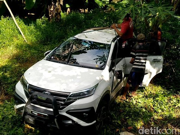 Nekat Lintasi Jembatan Sempit, Mobil Ini Malah Terperosok ke Parit