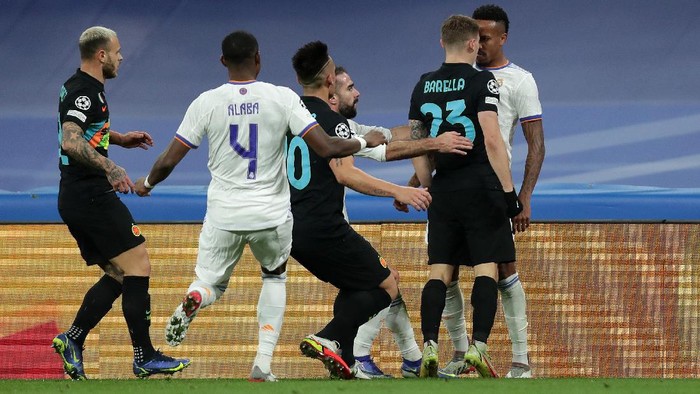 MADRID, SPAIN - DECEMBER 07: Nicolo Barella of FC Internazionale clashes with Eder Militao of Real Madrid before being shown a red card during the UEFA Champions League group D match between Real Madrid and FC Internazionaleat Estadio Santiago Bernabeu on December 07, 2021 in Madrid, Spain. (Photo by Gonzalo Arroyo Moreno/Getty Images)
