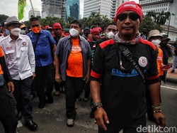 Tagih Janji Anies Ubah UMP DKI, Buruh Geruduk Balai Kota