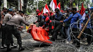 Panas! Massa Buruh Terobos Kawat Berduri Saat Unjuk Rasa