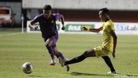 Di babak pertama, Persik Kediri langsung menyerang dengan skema serangan sayap.