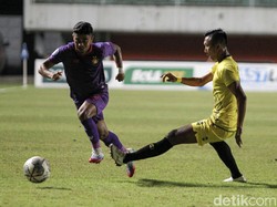 Di babak pertama, Persik Kediri langsung menyerang dengan skema serangan sayap.