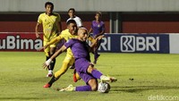 Barito Putera berusaha menghentikan serangan-serangan yang dilakukan para pemain Persik Kediri.