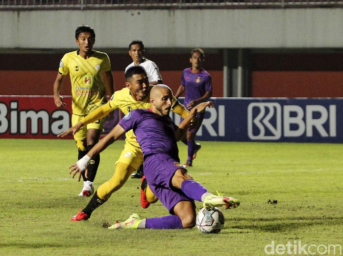 Pertandingan lanjutan BRI Liga 1 pekan ke-16 Barito Putera melawan Persik Kediri di Stadion Maguwoharjo, Sleman, Yogyakarta, Rabu (8/12/2021). Babak pertama Persik Kediri langsung menyerang dengan skema serangan sayap. Menit kedelapan Persik Kediri melalui sepakan Antoni berhasil merobek gawang Barito Putera yang dikawal oleh Andri Wibowo. Hingga turun minum skor 1-0 bertahan untuk keunggulan Persik Kediri.
