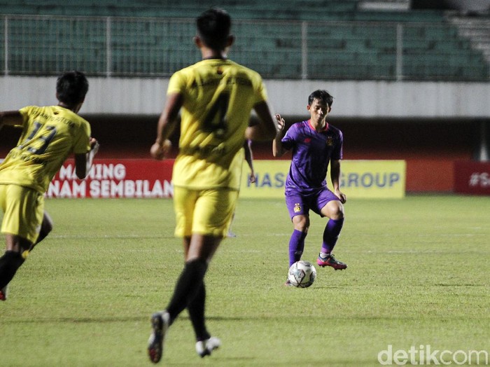 Pertandingan lanjutan BRI Liga 1 pekan ke-16 Barito Putera melawan Persik Kediri di Stadion Maguwoharjo, Sleman, Yogyakarta, Rabu (8/12/2021). Babak pertama Persik Kediri langsung menyerang dengan skema serangan sayap. Menit kedelapan Persik Kediri melalui sepakan Antoni berhasil merobek gawang Barito Putera yang dikawal oleh Andri Wibowo. Hingga turun minum skor 1-0 bertahan untuk keunggulan Persik Kediri.