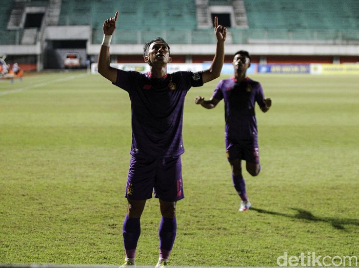Pertandingan lanjutan BRI Liga 1 pekan ke-16 Barito Putera melawan Persik Kediri di Stadion Maguwoharjo, Sleman, Yogyakarta, Rabu (8/12/2021). Babak pertama Persik Kediri langsung menyerang dengan skema serangan sayap. Menit kedelapan Persik Kediri melalui sepakan Antoni berhasil merobek gawang Barito Putera yang dikawal oleh Andri Wibowo. Hingga turun minum skor 1-0 bertahan untuk keunggulan Persik Kediri.