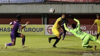Keasyikan menyerang, gawang Barito Putera kebobolan lagi di menit ke-87. Gawang yang dikawal Andri Wibowo dibobol oleh striker Persik Kediri, Ezzejjari. 