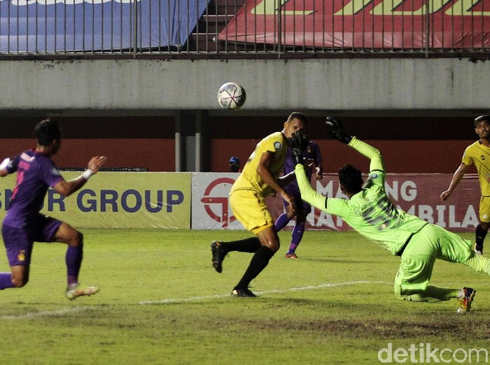 Pertandingan lanjutan BRI Liga 1 pekan ke-16 Barito Putera melawan Persik Kediri di Stadion Maguwoharjo, Sleman, Yogyakarta, Rabu (8/12/2021). Babak pertama Persik Kediri langsung menyerang dengan skema serangan sayap. Menit kedelapan Persik Kediri melalui sepakan Antoni berhasil merobek gawang Barito Putera yang dikawal oleh Andri Wibowo. Hingga turun minum skor 1-0 bertahan untuk keunggulan Persik Kediri.