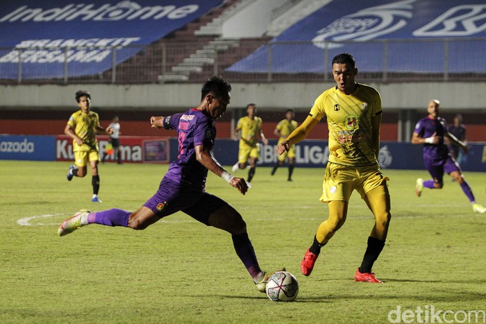 Pertandingan lanjutan BRI Liga 1 pekan ke-16 Barito Putera melawan Persik Kediri di Stadion Maguwoharjo, Sleman, Yogyakarta, Rabu (8/12/2021). Babak pertama Persik Kediri langsung menyerang dengan skema serangan sayap. Menit kedelapan Persik Kediri melalui sepakan Antoni berhasil merobek gawang Barito Putera yang dikawal oleh Andri Wibowo. Hingga turun minum skor 1-0 bertahan untuk keunggulan Persik Kediri.
