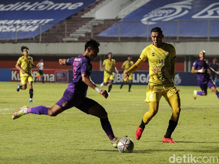 Pertandingan lanjutan BRI Liga 1 pekan ke-16 Barito Putera melawan Persik Kediri di Stadion Maguwoharjo, Sleman, Yogyakarta, Rabu (8/12/2021). Babak pertama Persik Kediri langsung menyerang dengan skema serangan sayap. Menit kedelapan Persik Kediri melalui sepakan Antoni berhasil merobek gawang Barito Putera yang dikawal oleh Andri Wibowo. Hingga turun minum skor 1-0 bertahan untuk keunggulan Persik Kediri.