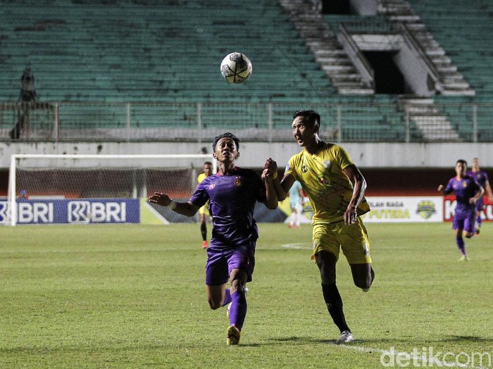 Pertandingan lanjutan BRI Liga 1 pekan ke-16 Barito Putera melawan Persik Kediri di Stadion Maguwoharjo, Sleman, Yogyakarta, Rabu (8/12/2021). Babak pertama Persik Kediri langsung menyerang dengan skema serangan sayap. Menit kedelapan Persik Kediri melalui sepakan Antoni berhasil merobek gawang Barito Putera yang dikawal oleh Andri Wibowo. Hingga turun minum skor 1-0 bertahan untuk keunggulan Persik Kediri.