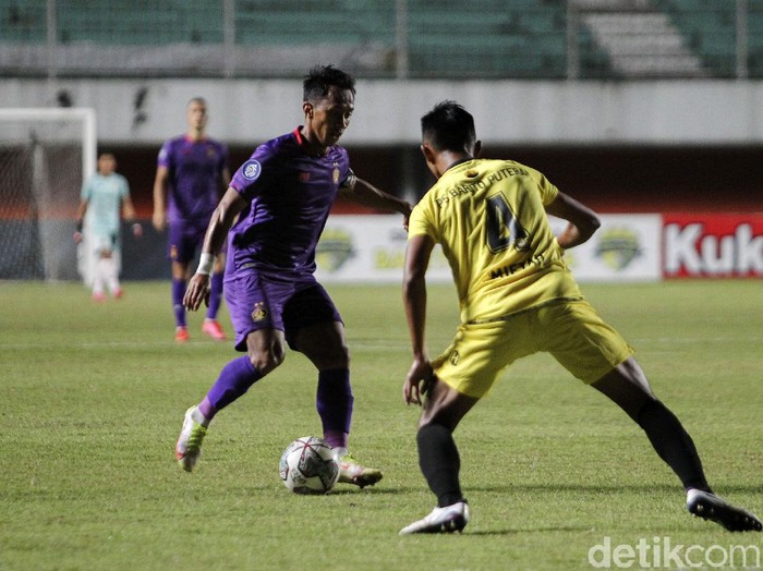 Pertandingan lanjutan BRI Liga 1 pekan ke-16 Barito Putera melawan Persik Kediri di Stadion Maguwoharjo, Sleman, Yogyakarta, Rabu (8/12/2021). Babak pertama Persik Kediri langsung menyerang dengan skema serangan sayap. Menit kedelapan Persik Kediri melalui sepakan Antoni berhasil merobek gawang Barito Putera yang dikawal oleh Andri Wibowo. Hingga turun minum skor 1-0 bertahan untuk keunggulan Persik Kediri.