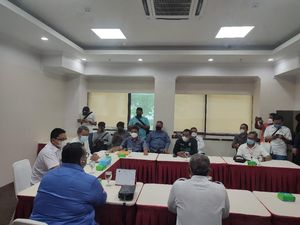 Perwakilan Buruh Serahkan Surat ke MK Terkait Uji Formil UU Cipta Kerja Perwakilan Buruh Serahkan Surat ke MK Terkait Uji Formil UU Cipta Kerja