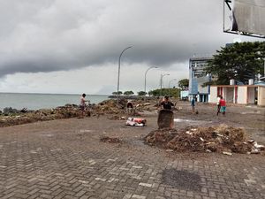 Warga Mengungsi Usai Gelombang Pasang Landa Kawasan Megamas Manado Warga Mengungsi Usai Gelombang Pasang Landa Kawasan Megamas Manado