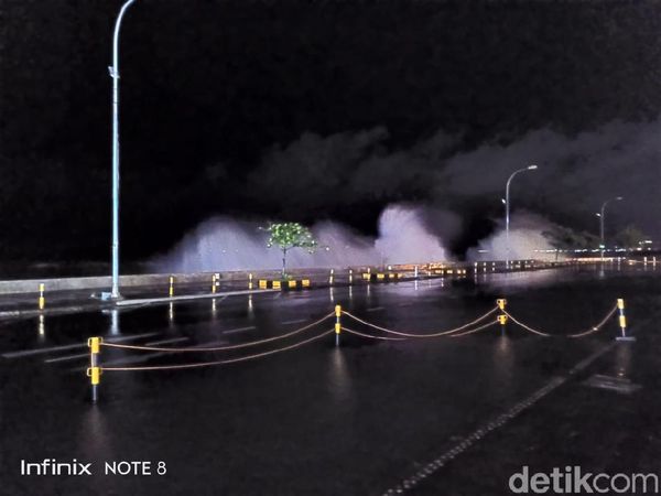 Potret Dahsyatnya Ombak Besar Banjiri Kawasan Megamas Manado