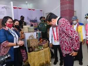 Jokowi Beli Jaket Bomber dari Kain Tenun Dayak Sintang