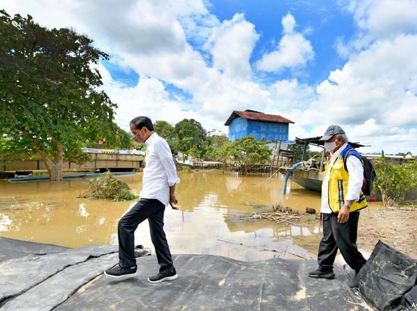 Momen Jokowi Cek Tanggul Hingga Belanja Jaket Bomber di Sintang