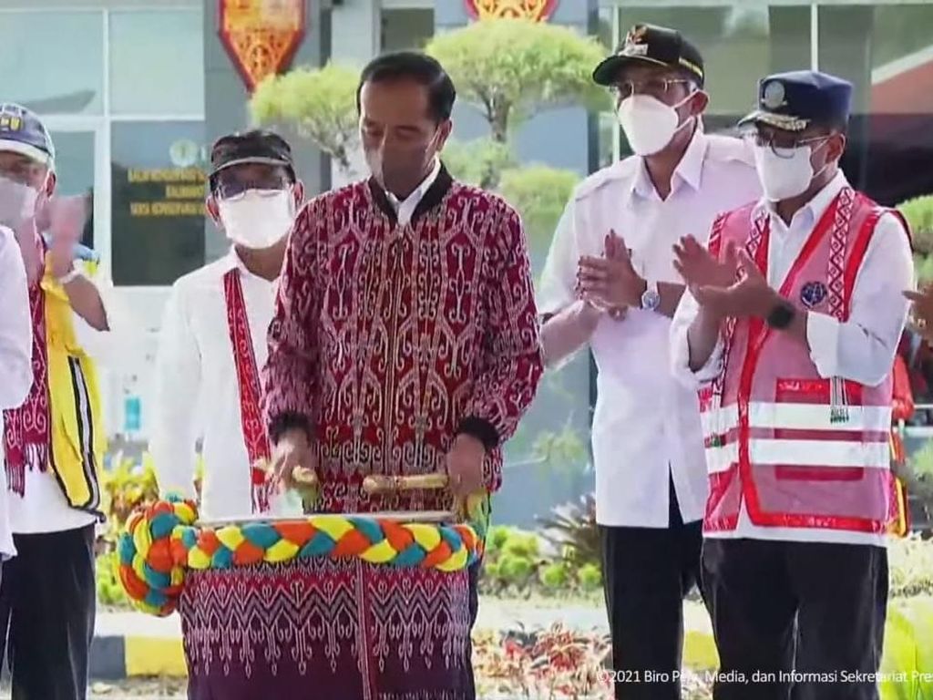 Jokowi Resmikan Bandara Tebelian, Layani Kebutuhan Transportasi Udara