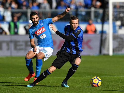 BERGAMO, ITALY - JANUARY 21:  Josip Ilicic (R) of Atalanta BC in action against Raul Albiol of SSC Napoli during the serie A match between Atalanta BC and SSC Napoli at Stadio Atleti Azzurri d'Italia on January 21, 2018 in Bergamo, Italy.  (Photo by Valerio Pennicino/Getty Images)
