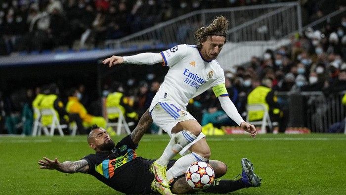Real Madrids Luka Modric, top, vies for the ball with Inter Milans Arturo Vidal during the Champions League group D soccer match between Real Madrid and Inter Milan at the Santiago Bernabeu stadium, in Madrid, Spain, Tuesday, Dec. 7, 2021. Real Madrid won 2-0. (AP Photo/Bernat Armangue)