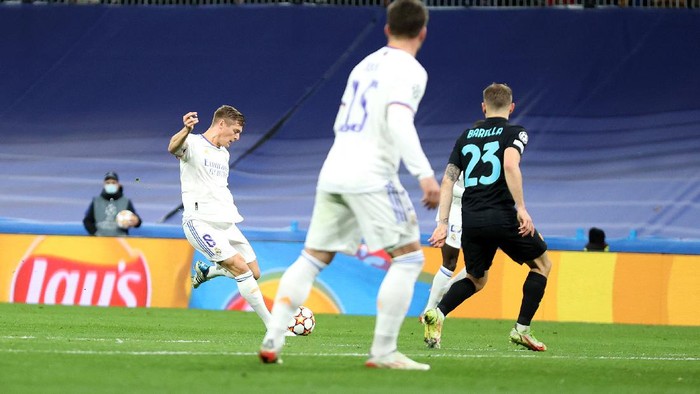 MADRID, SPAIN - DECEMBER 07: Toni Kroos of Real Madrid scores their sides first goal during the UEFA Champions League group D match between Real Madrid and FC Internazionaleat Estadio Santiago Bernabeu on December 07, 2021 in Madrid, Spain. (Photo by Gonzalo Arroyo Moreno/Getty Images)