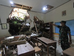 Sekolah Jebol Akibat Longsor, 82 Siswa SD di Ponorogo Bergantian Masuk