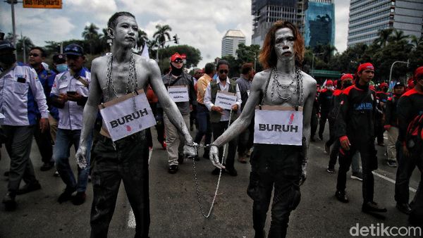 Semangat Buruh yang Tak Kenal Lelah Tuntut Kenaikan Upah