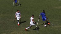 Warga Palestina yang diamputasi bertanding sepak bola menggunakan tongkat saat sesi latihan yang diselenggarakan oleh Komite Internasional Palang Merah dengan Asosiasi Sepak Bola Amputasi Palestina, di Stadion Palestina di Kota Gaza.