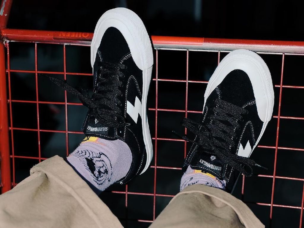 7 Sneakers Hitam dari Brand Lokal, Stylish Dipakai Kuliah Hingga Hangout