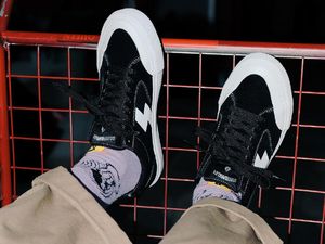 7 Sneakers Hitam dari Brand Lokal, Stylish Dipakai Kuliah Hingga Hangout 7 Sneakers Hitam dari Brand Lokal, Stylish Dipakai Kuliah Hingga Hangout