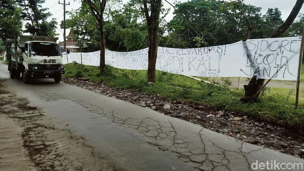 Warga Protes Gegara Rusaknya Jalur Evakuasi Merapi di Klaten