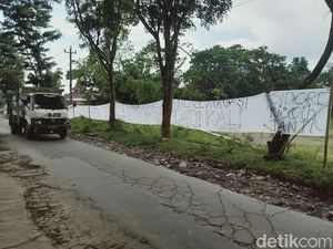Spanduk Jalur Evakuasi Merapi Dadi Kali Mejeng di Klaten