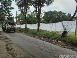Spanduk Jalur Evakuasi Merapi Dadi Kali Mejeng di Klaten